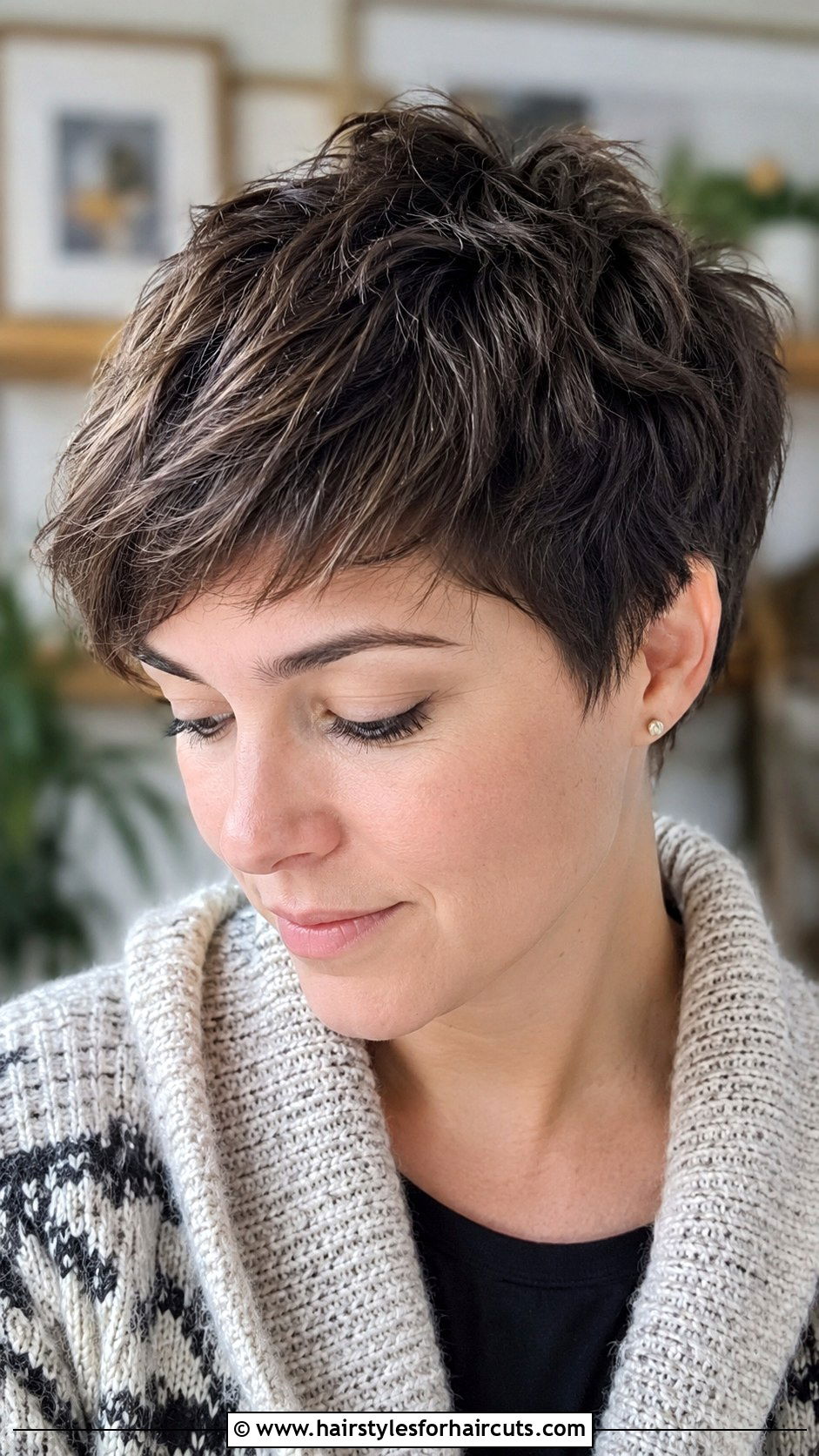 Textured Crop Haircut - 25 girls with short hairstyles - 25 girls with short hairstyles