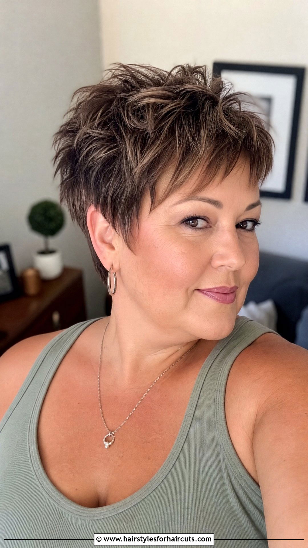 Textured Crop Short Haircut For Plus Size Women - 25 short haircuts for plus size women - 25 short haircuts for plus size women