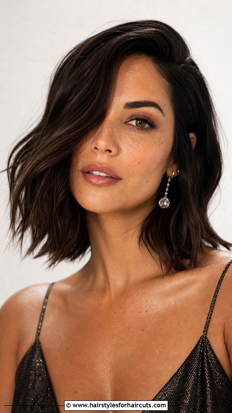 Textured Lob With Side Part - 25 haircuts for medium length thin hair - 25 haircuts for medium length thin hair