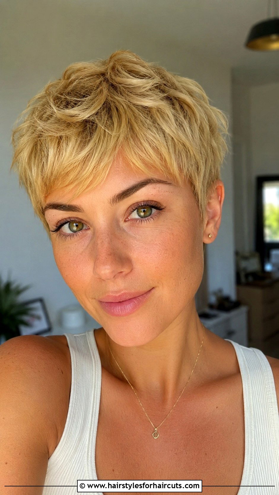 Textured Pixie With Golden Blonde - 25 haircuts and dye - 25 haircuts and dye