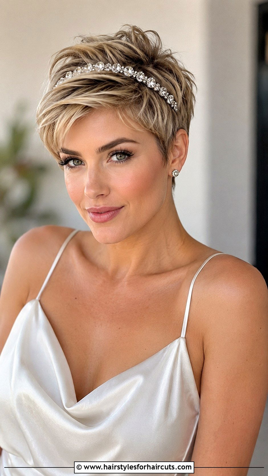 Textured Pixie With Headband - 25 beach wedding hairstyles for short hair - 25 beach wedding hairstyles for short hair
