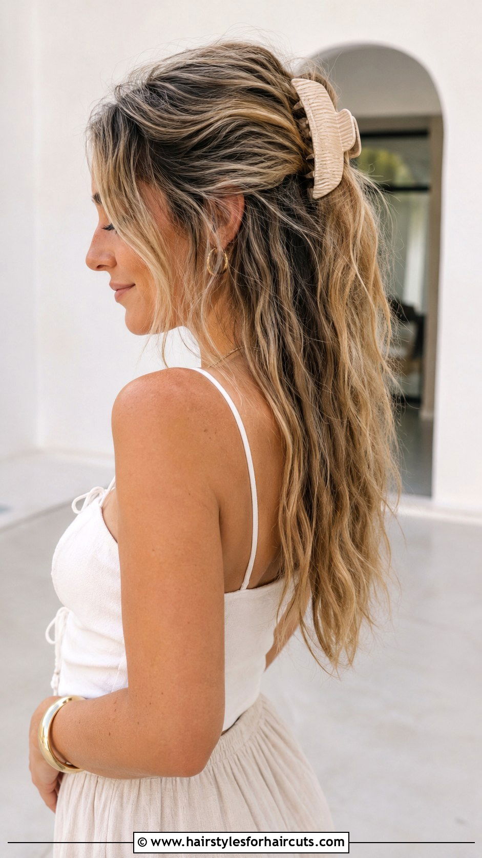 Textured Waves Banana Clip - 25 banana clip hairstyles for short hair - 25 banana clip hairstyles for short hair