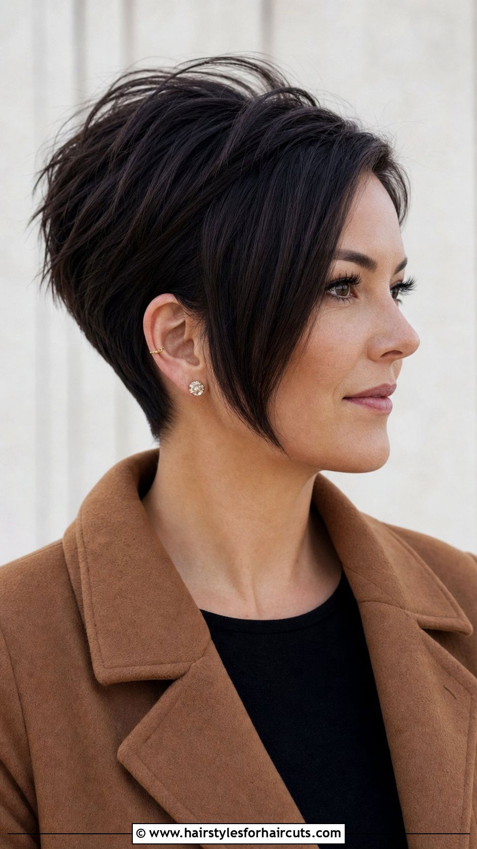 Textured Wedge Haircut - 25 haircuts for round face shape - 25 haircuts for round face shape
