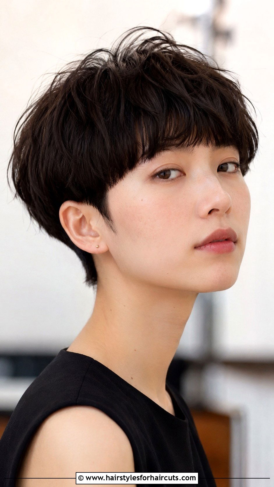 Texturized Bowl Cut - 25 short haircuts for frizzy hair - 25 short haircuts for frizzy hair