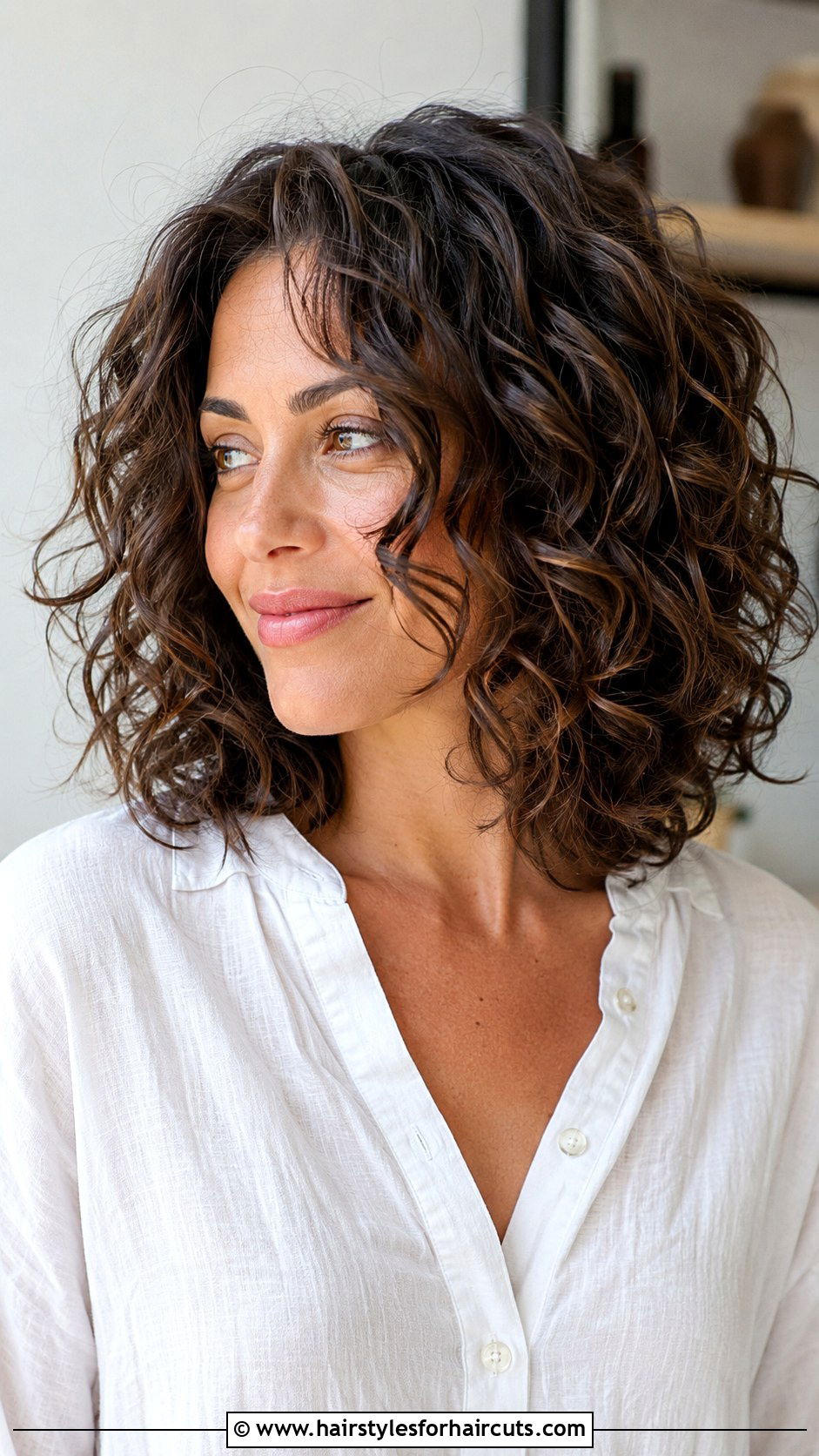 Texturized Curly Shoulder Cut - 25 haircuts for round faces and curly hair - 25 haircuts for round faces and curly hair