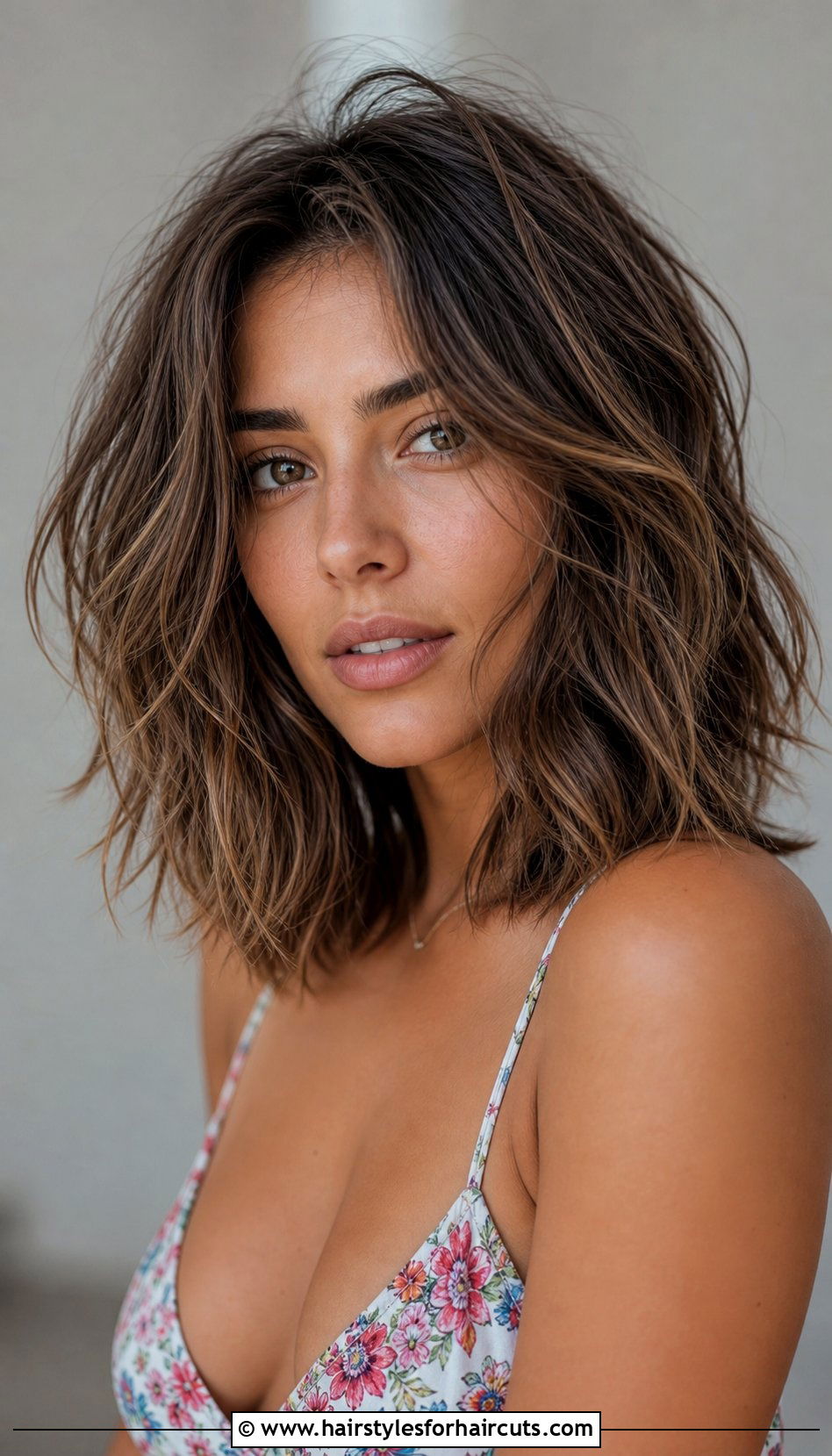 Texturized Shoulder Length Haircut - 25 haircuts for round face shape - 25 haircuts for round face shape
