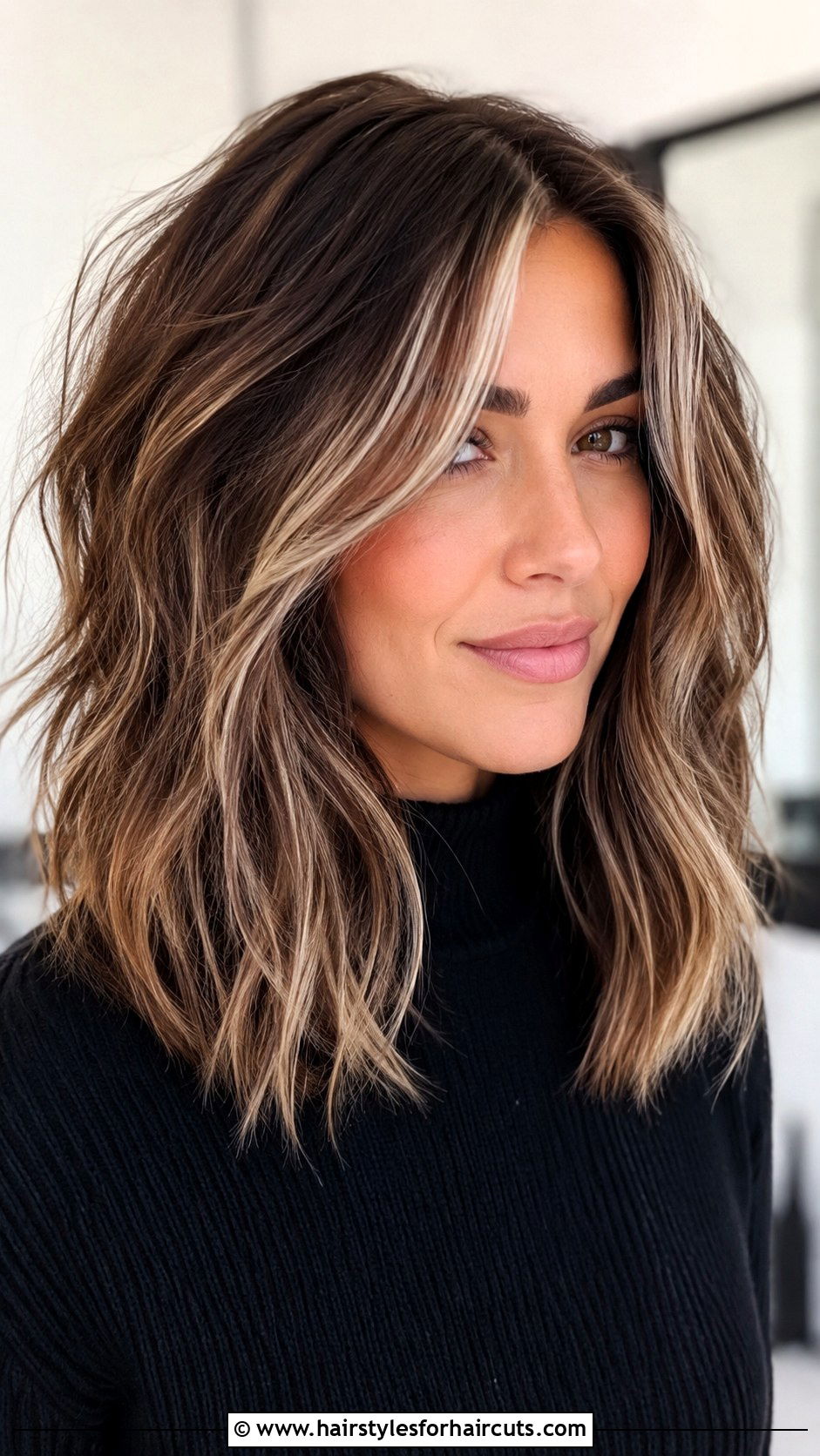 Tousled Medium Hair With Bold Highlights - 25 messy hairstyles for medium hair - 25 messy hairstyles for medium hair