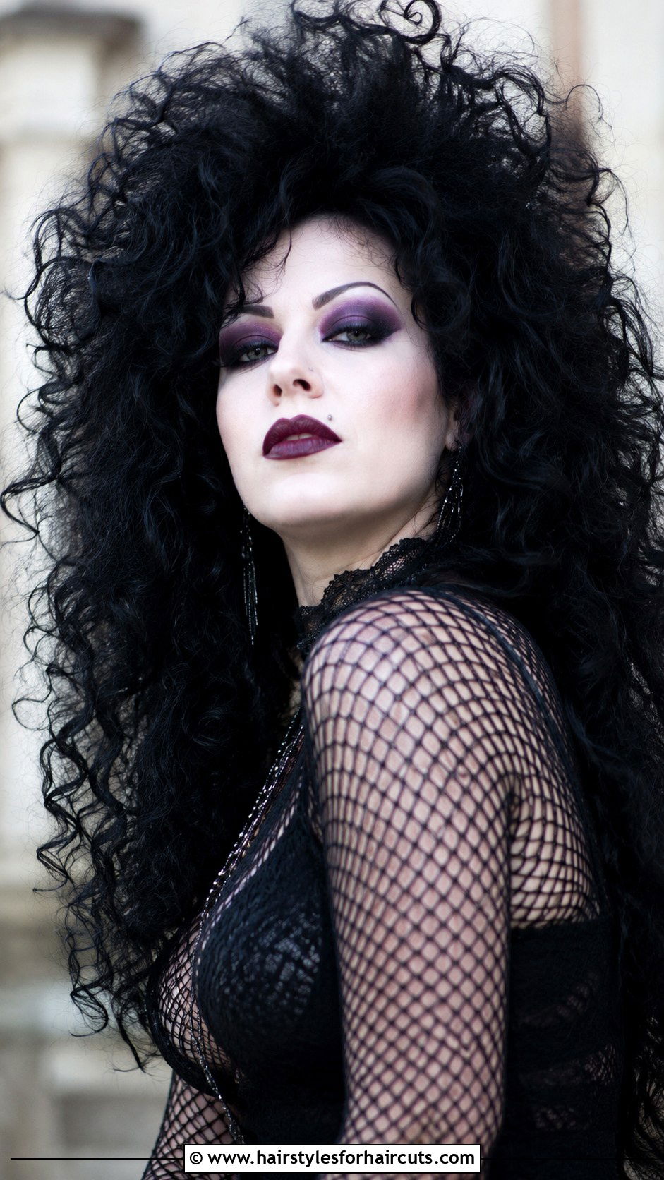 Trad Goth Big Curly Hair - 25 goth hairstyles for curly hair - 25 goth hairstyles for curly hair
