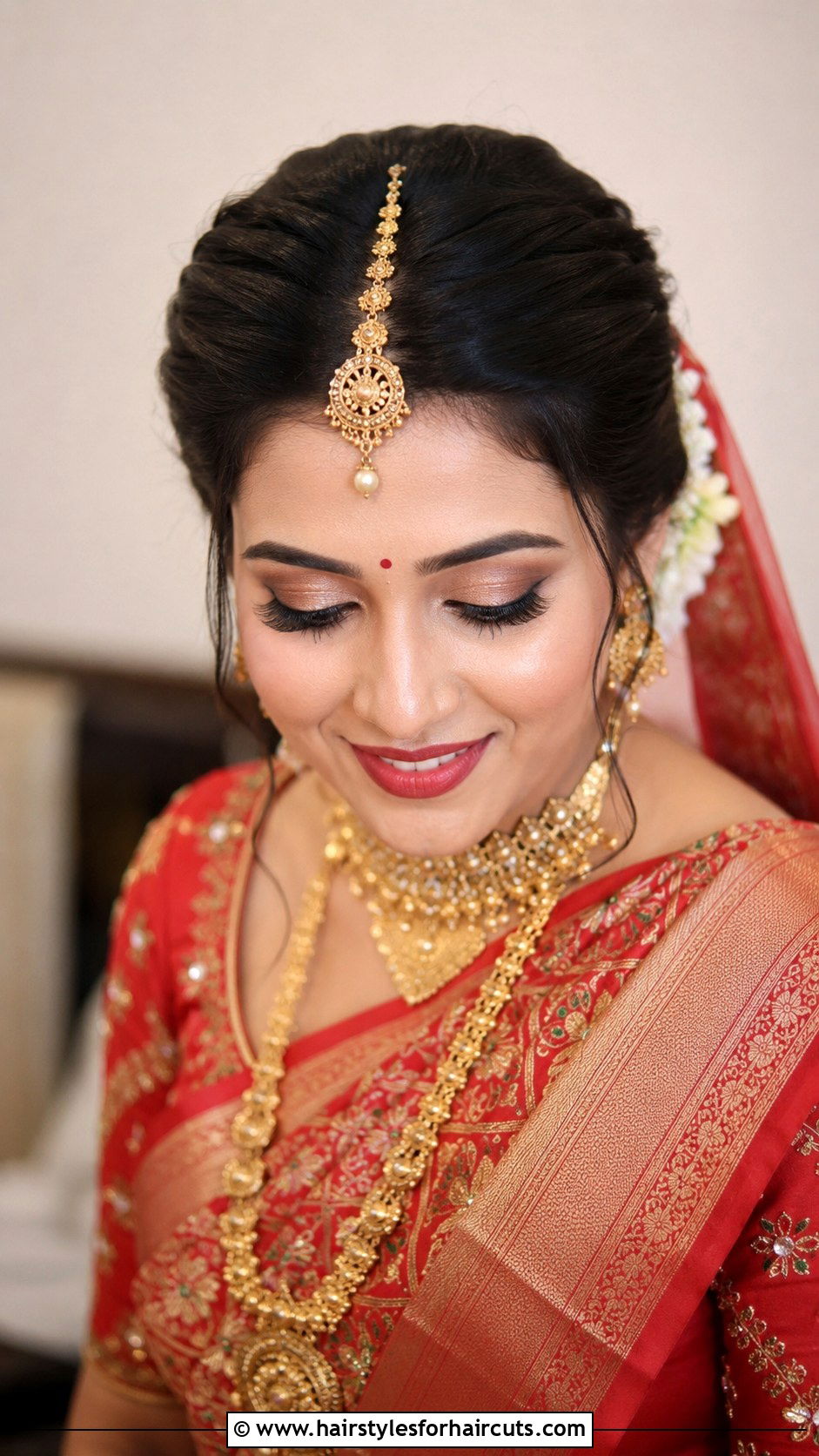 Traditional Maang Tikka Updo - 25 asian wedding hairstyles for short hair - 25 asian wedding hairstyles for short hair