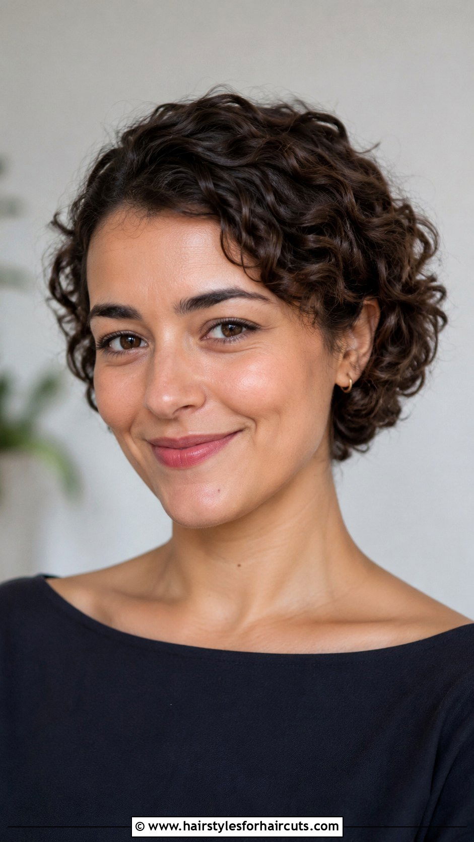 Tucked Curly Bob - 25 work hairstyles for curly hair - 25 work hairstyles for curly hair