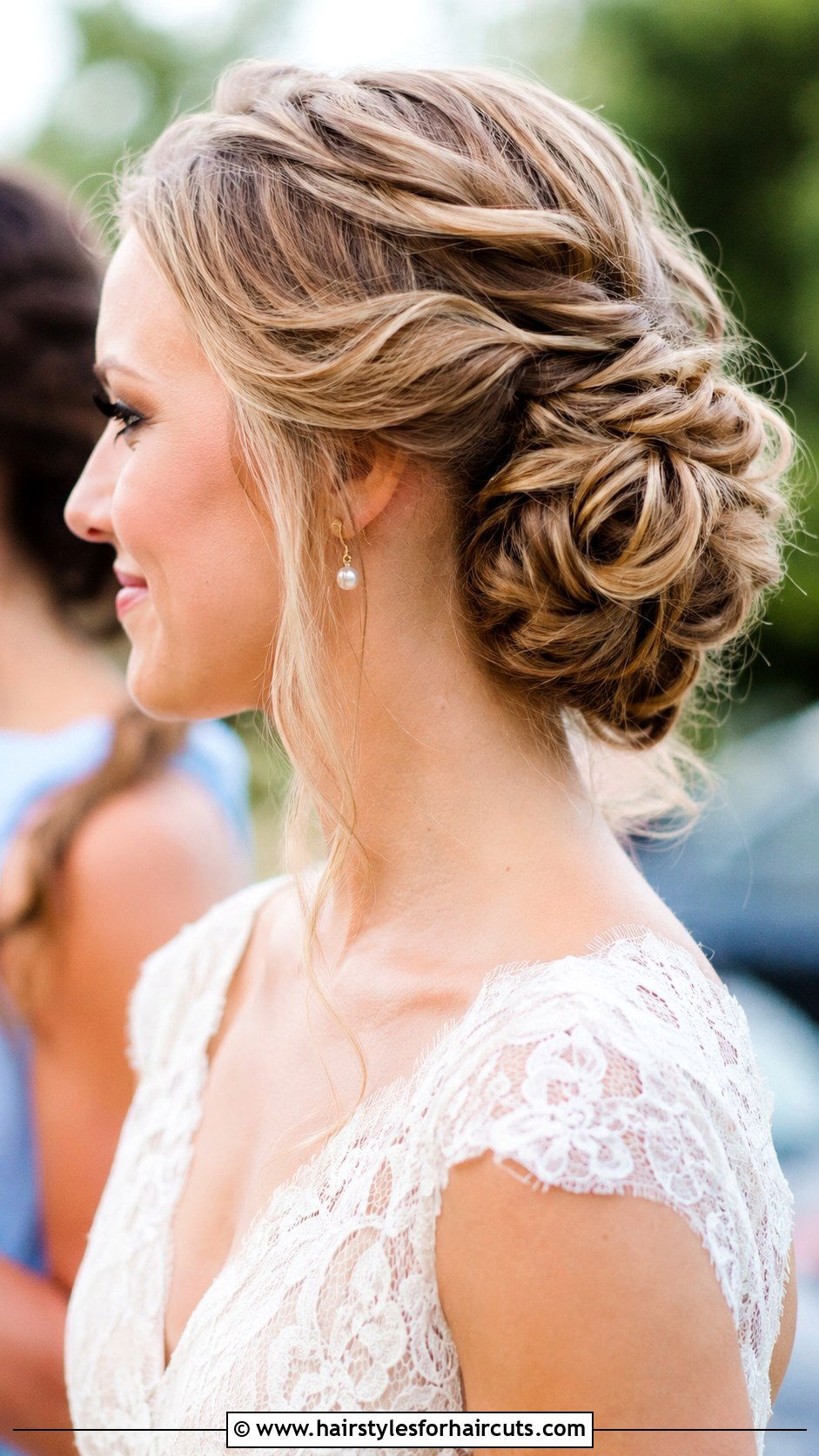 Twisted Half Up Bridesmaid Hairstyle - 25 hairstyles for bridesmaids - 25 hairstyles for bridesmaids
