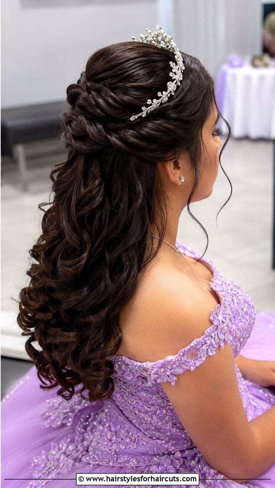 Twisted Half Up Curly Style - 25 curly hair quince hairstyles - 25 curly hair quince hairstyles