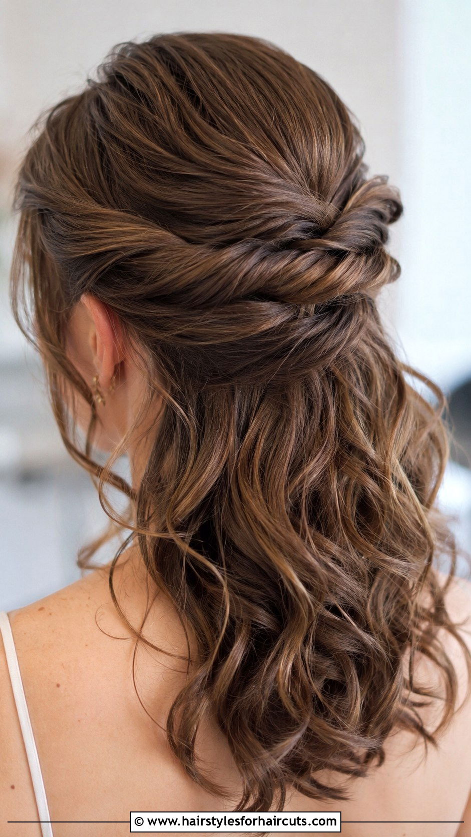 Twisted Half Updo - 25 graduation cap hairstyles for medium hair - 25 graduation cap hairstyles for medium hair