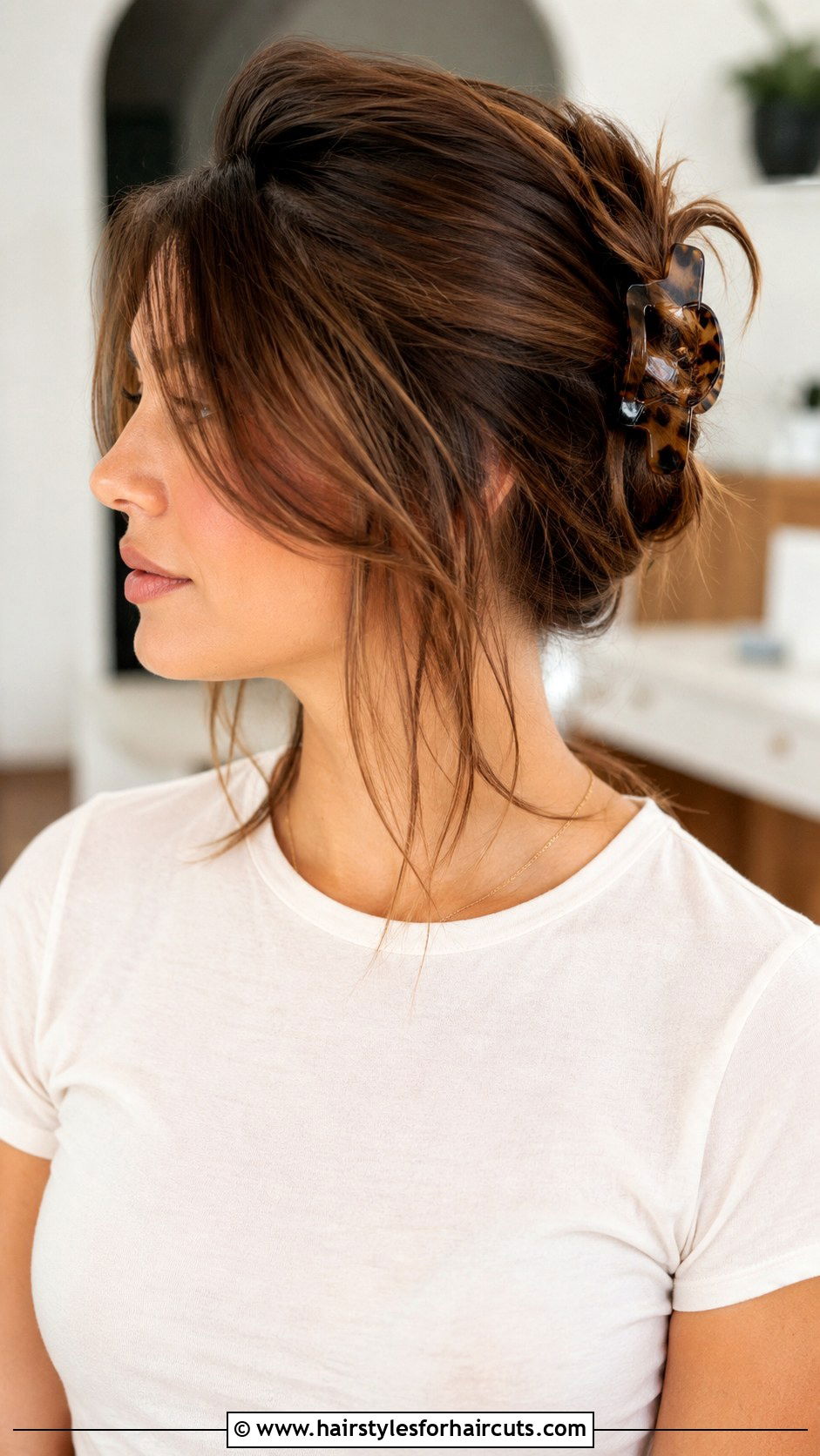 Twisted Side Sweep Claw Clip - 25 claw clip hairstyles medium hair - 25 claw clip hairstyles medium hair