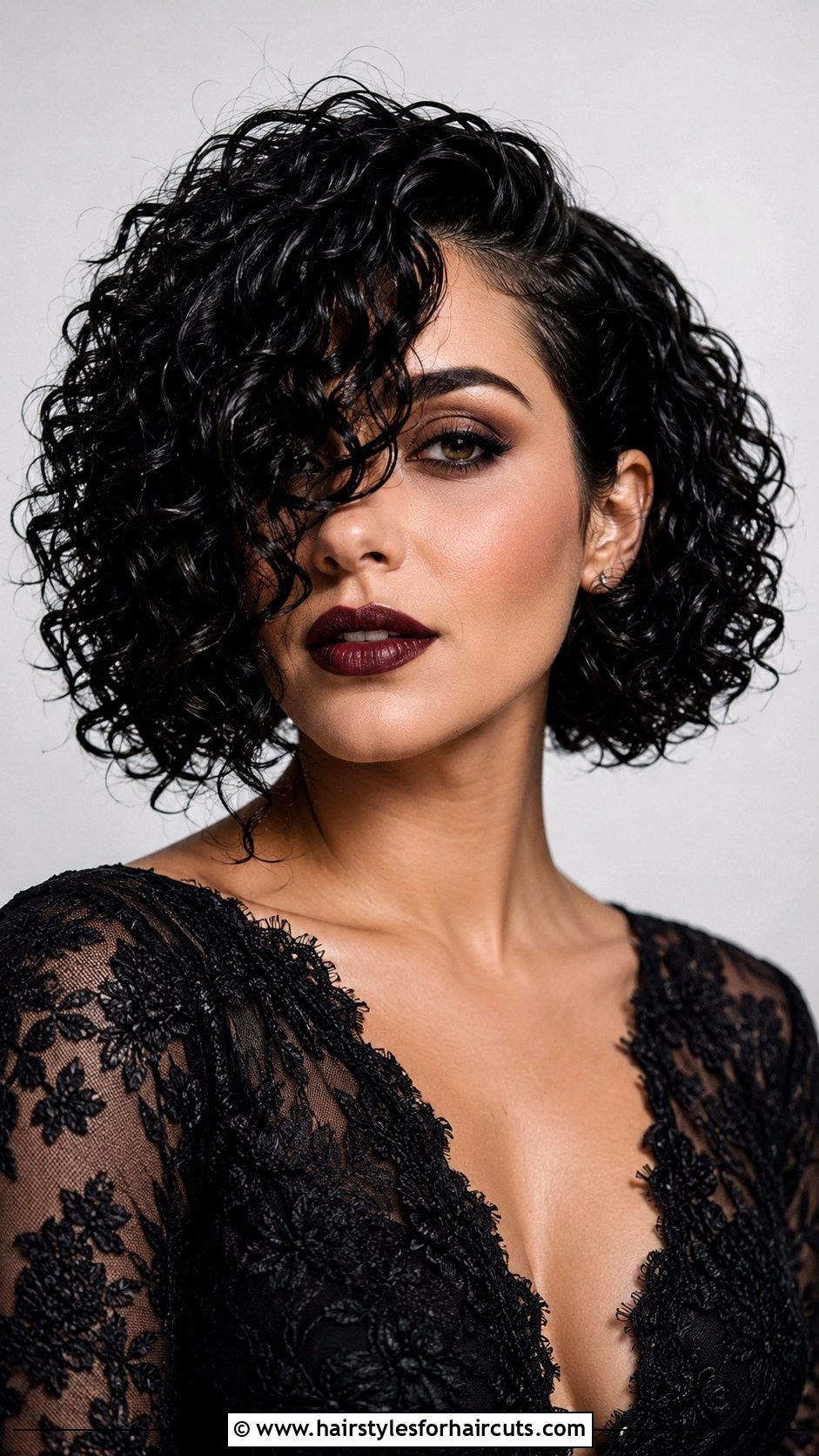 Vamp Curly Bob - 25 1920 hairstyles for curly hair - 25 1920 hairstyles for curly hair