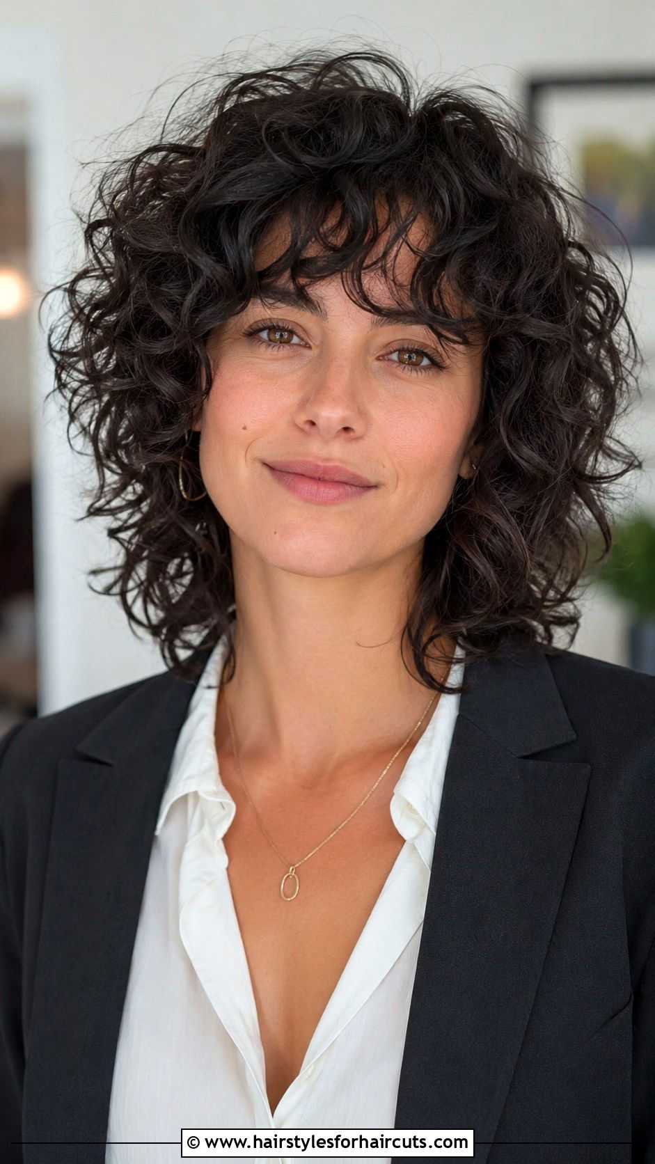 Voluminous Blowout - 25 easy hairstyles for medium hair for work - 25 easy hairstyles for medium hair for work