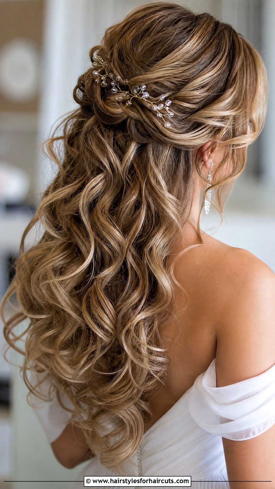 Voluminous Bridal Half Up Half Down Curls - 25 wedding hairstyles for thick hair - 25 wedding hairstyles for thick hair