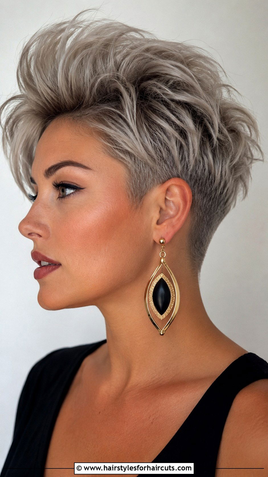 Voluminous Crown Pixie - 25 70s disco hairstyles for short hair - 25 70s disco hairstyles for short hair