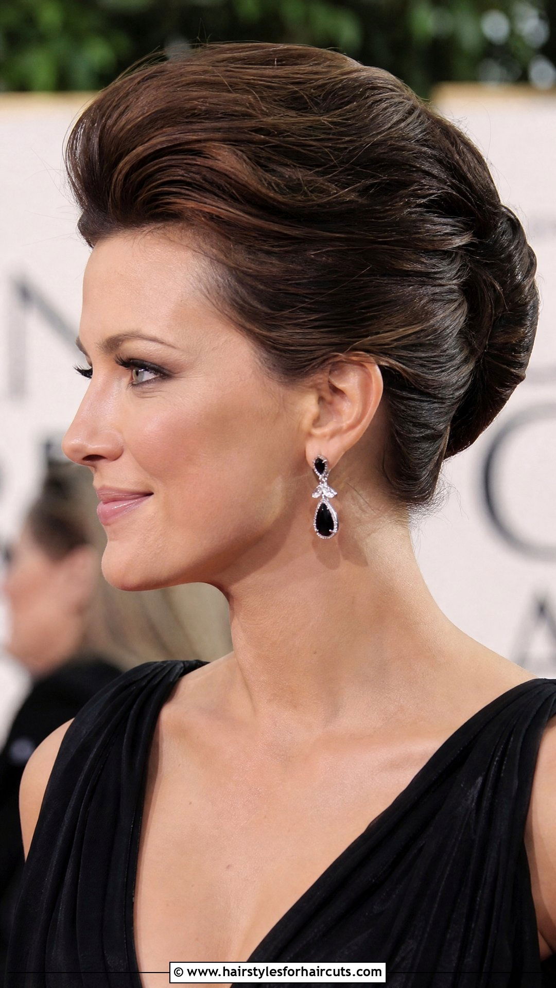 Voluminous French Twist - 25 pump hairstyles - 25 pump hairstyles