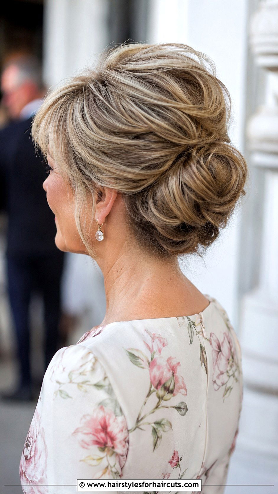 Volumized Chignon For Fine Short Hair - 25 chignon hairstyles for short hair - 25 chignon hairstyles for short hair