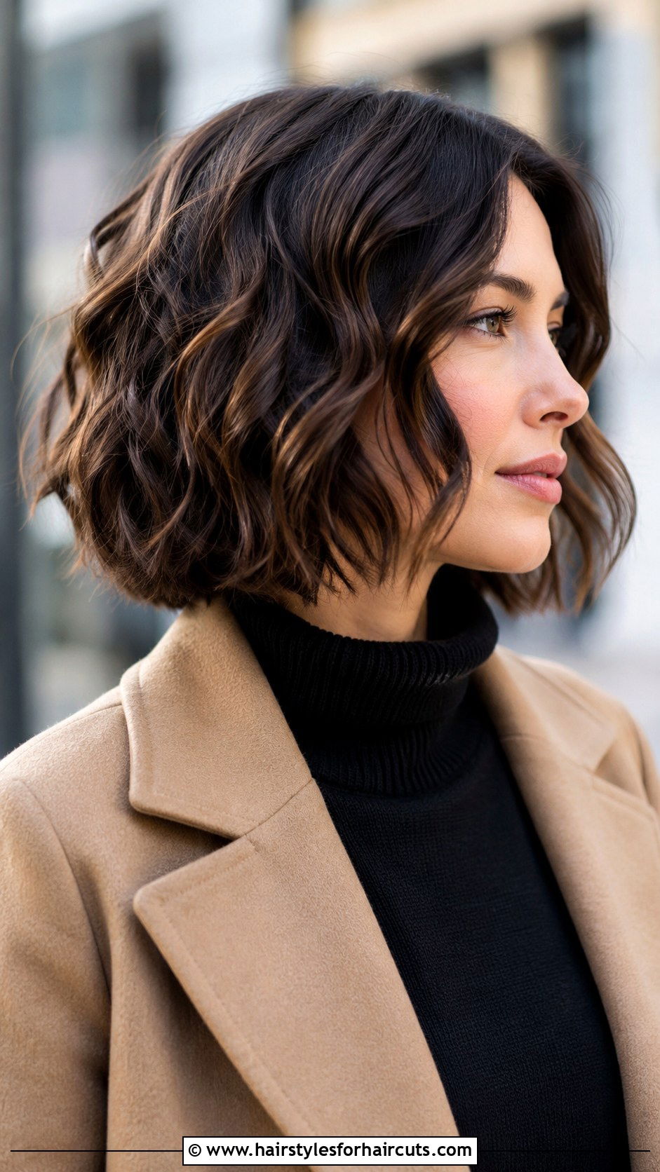 Wavy A Line Bob - 25 haircuts for wavy hair round face - 25 haircuts for wavy hair round face