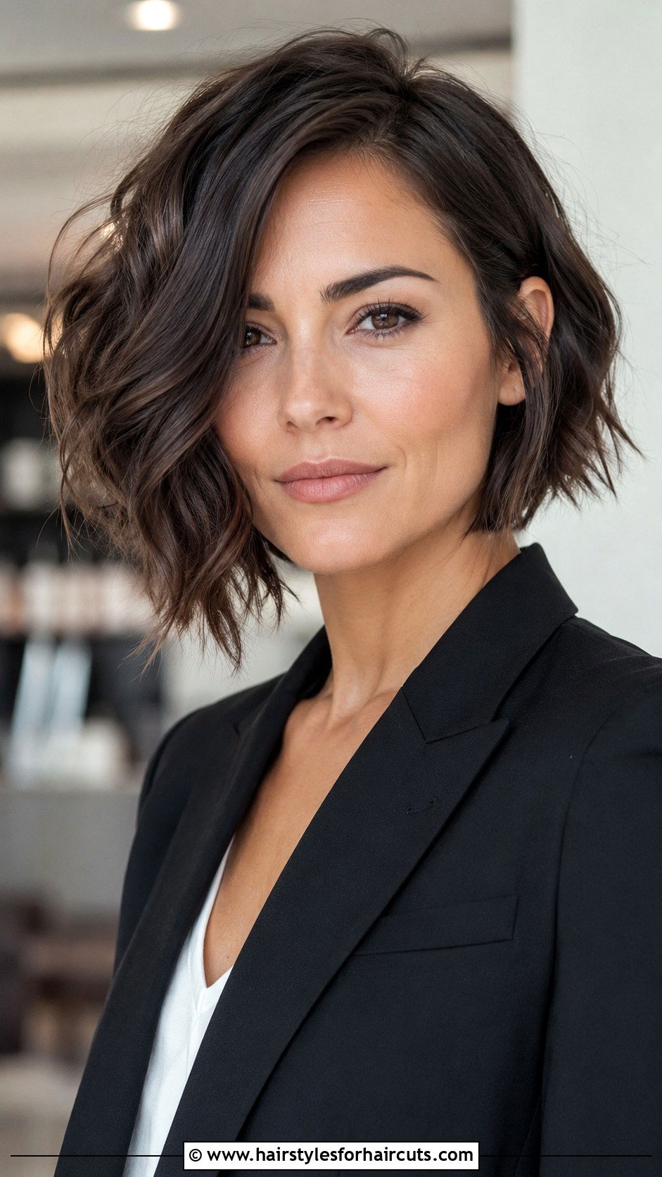 Wavy Asymmetrical Bob - 25 cute hairstyles for wavy hair - 25 cute hairstyles for wavy hair