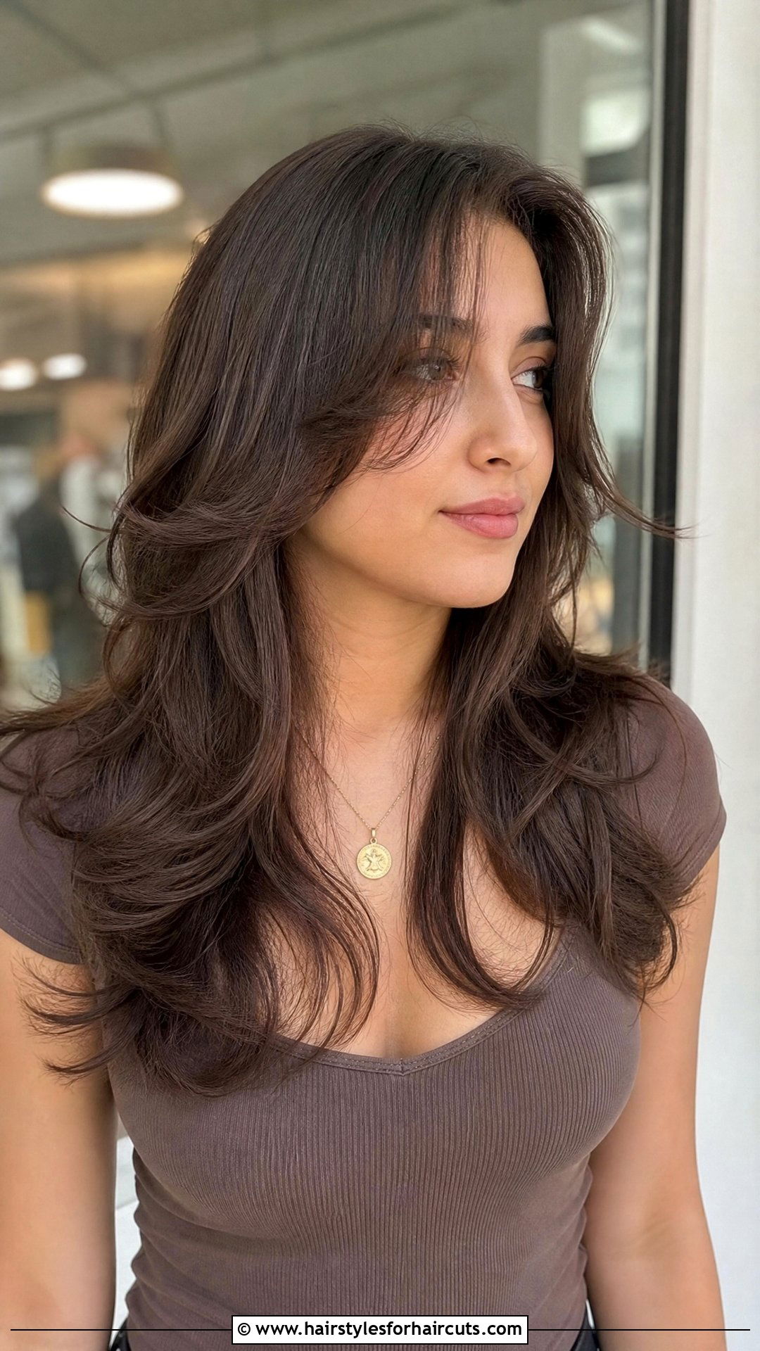 Wavy Butterfly Haircut - 25 women haircuts for wavy hair - 25 women haircuts for wavy hair