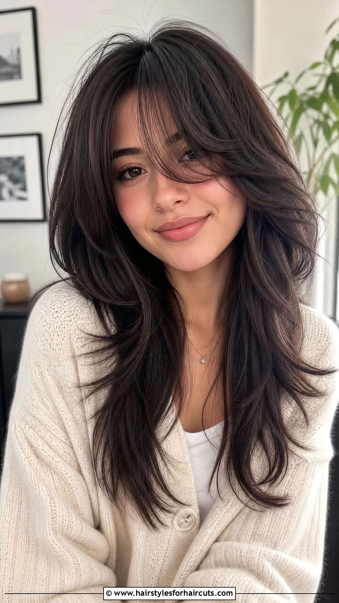 Wavy Butterfly Haircut - 25 best haircuts for round face wavy hair - 25 best haircuts for round face wavy hair