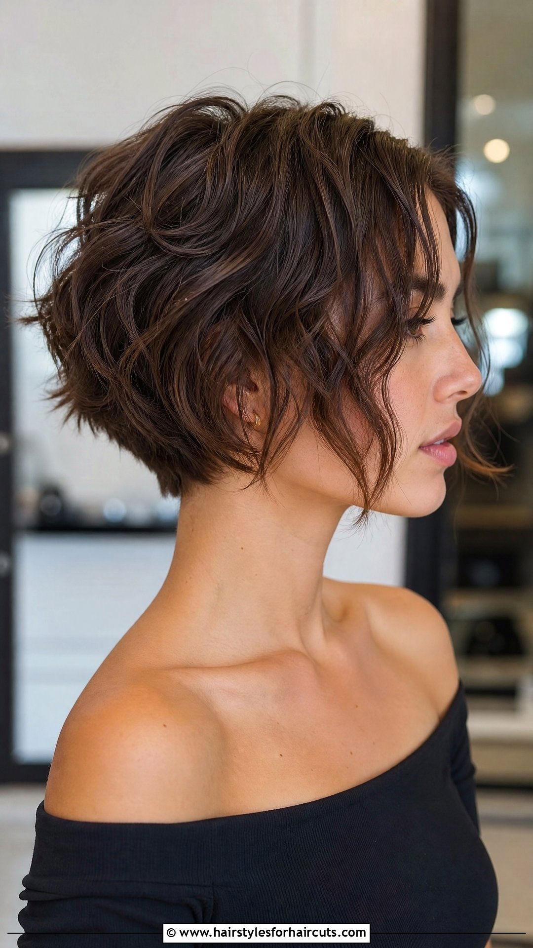 Wavy Chin Length Pixie Bob - 25 chin length haircuts for wavy hair - 25 chin length haircuts for wavy hair