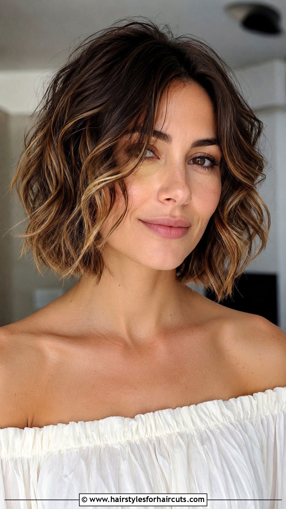 Wavy Graduated Bob - 25 short haircuts wavy hair round face - 25 short haircuts wavy hair round face