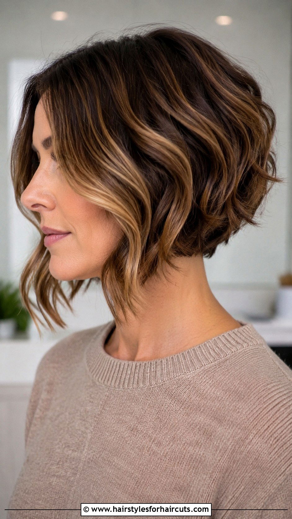 Wavy Inverted Bob - 25 best haircuts for wavy hair women - 25 best haircuts for wavy hair women