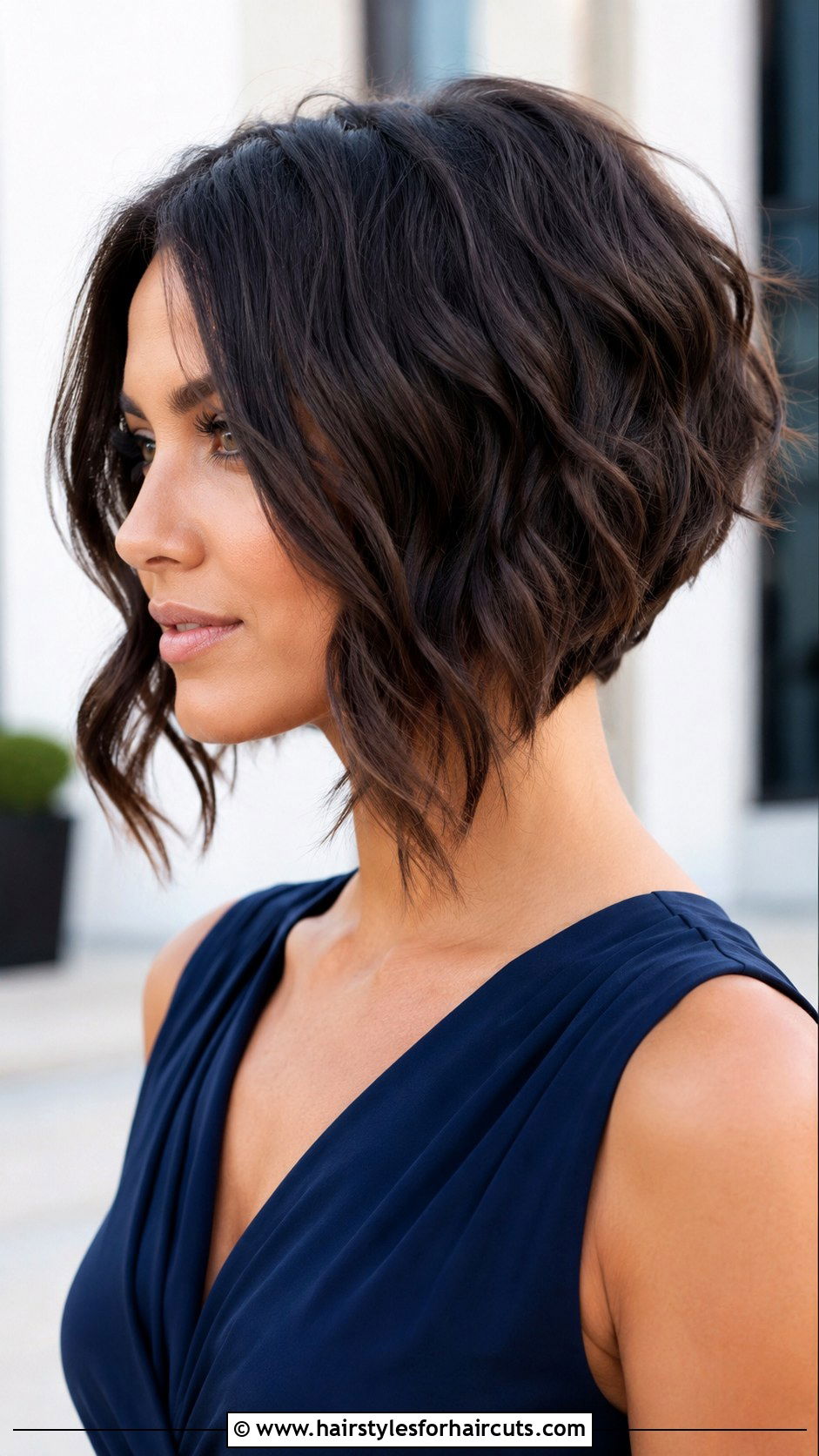 Wavy Inverted Bob Haircut - 25 easy haircuts for wavy hair - 25 easy haircuts for wavy hair