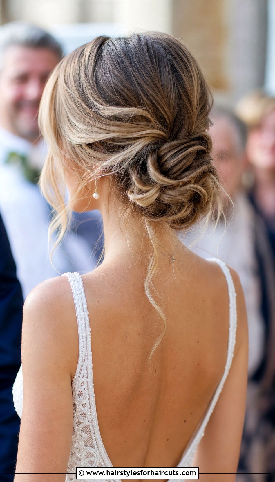 Wavy Low Bun Wedding Hair - 25 wavy hairstyles for wedding - 25 wavy hairstyles for wedding