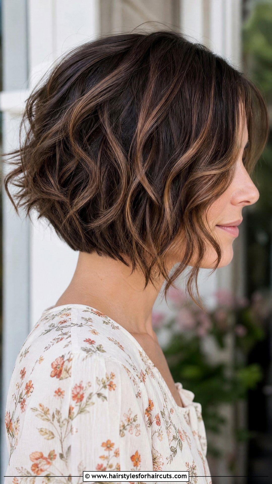 Wavy Stacked Bob - 25 short haircuts for women wavy hair - 25 short haircuts for women wavy hair