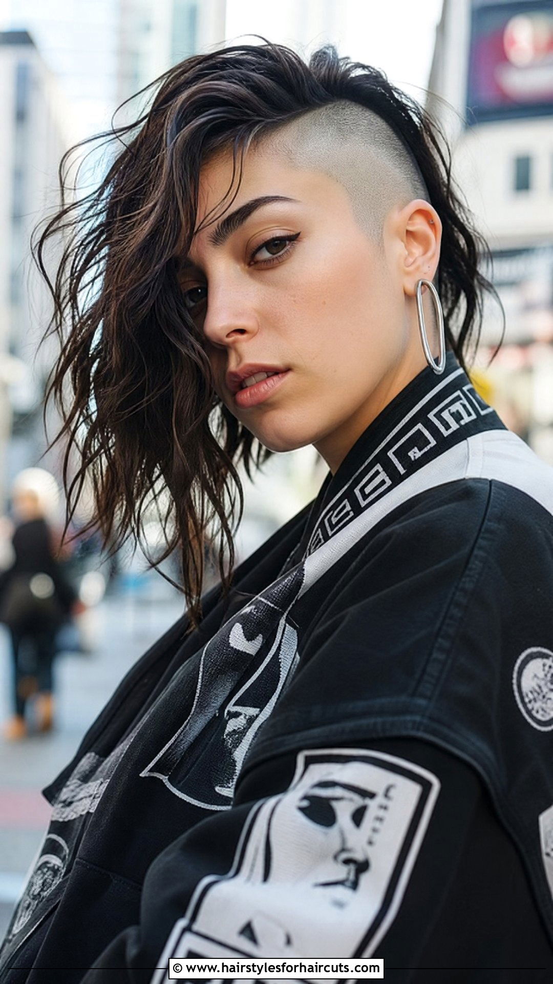 Wavy Undercut Bob - 25 best haircuts for round face wavy hair - 25 best haircuts for round face wavy hair