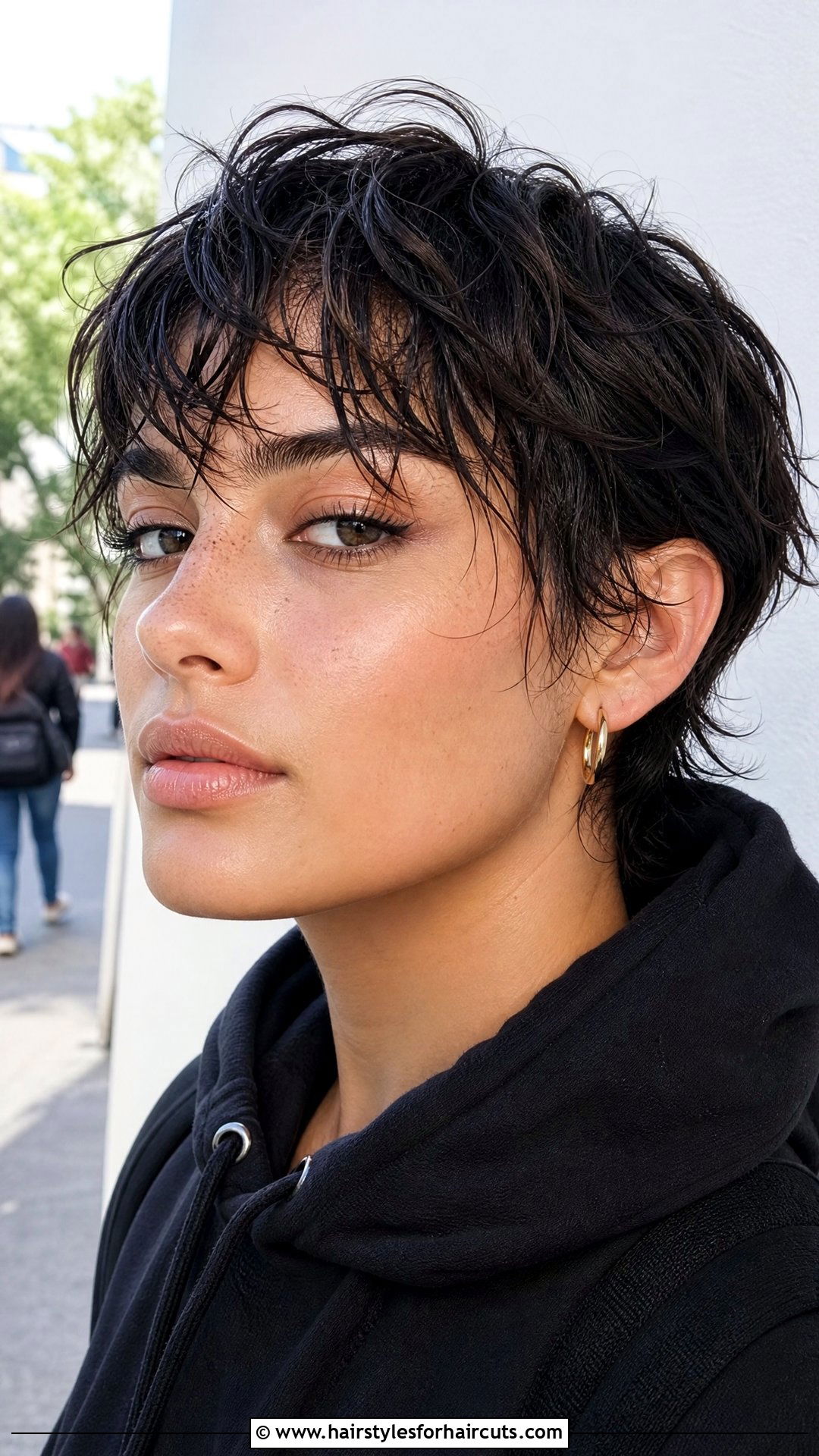 Wet Look Wavy Pixie With Bangs - 25 wet and wavy short hairstyles - 25 wet and wavy short hairstyles