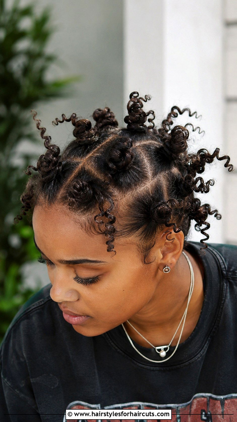 Y2K Bantu Knots With Curly Ends - 25 y2k hairstyles for curly hair - 25 y2k hairstyles for curly hair