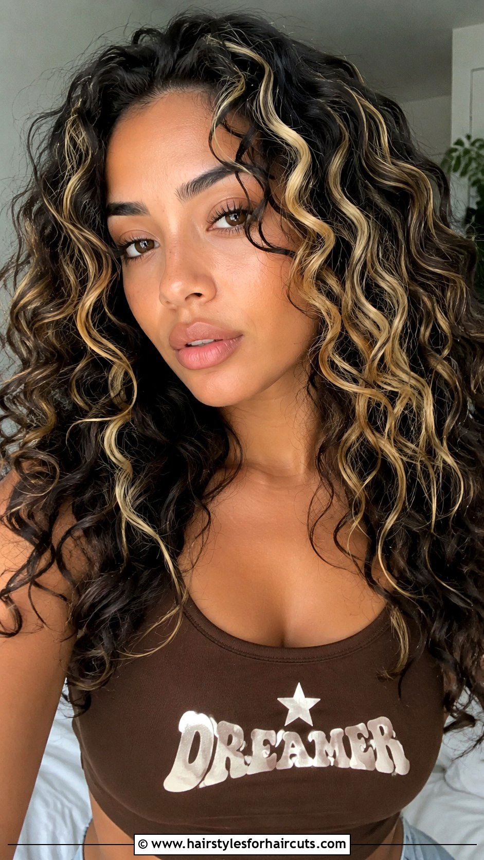 Y2K Chunky Highlights Curly Hair - 25 y2k hairstyles for curly hair - 25 y2k hairstyles for curly hair